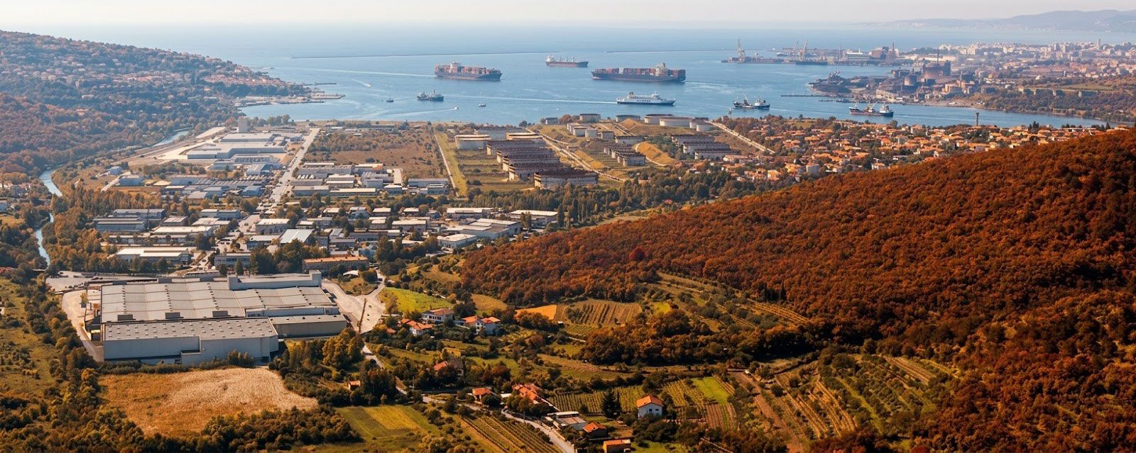 https://ilpassogiusto.eu/il-futuro-di-trieste-oltre-il-suo-porto-tra-criticita-e-contraddizioni-nellera-del-gigantismo-navale/