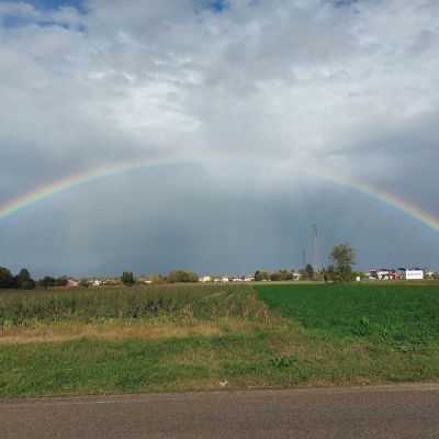 arcobaleno sopra a campo coltivato