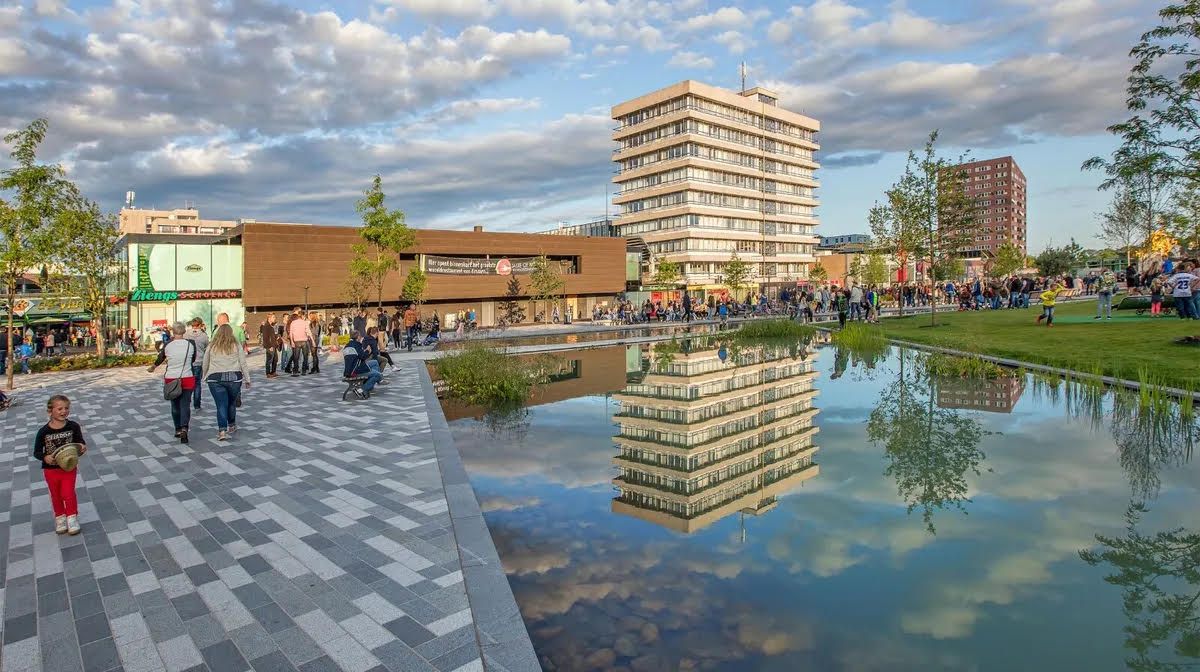 Emmen (Paesi Bassi) la piazza del municipio