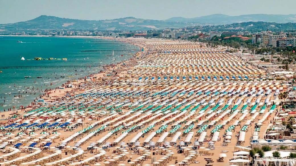 Turismo - spiaggia affollata.