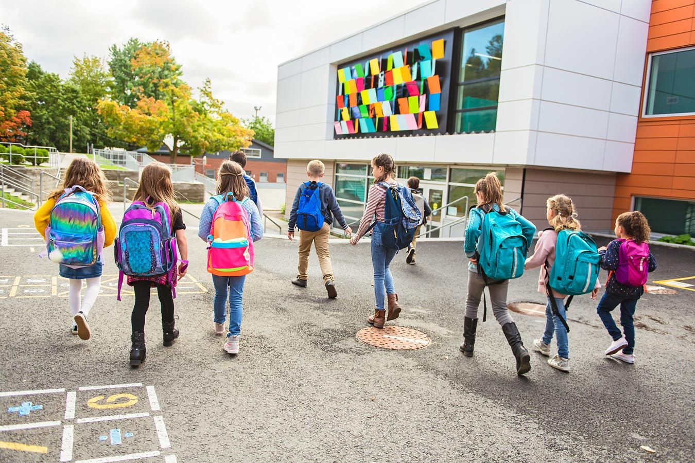 Bambini davanti a scuola