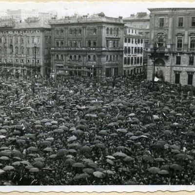 Folla in piazza a Trieste.