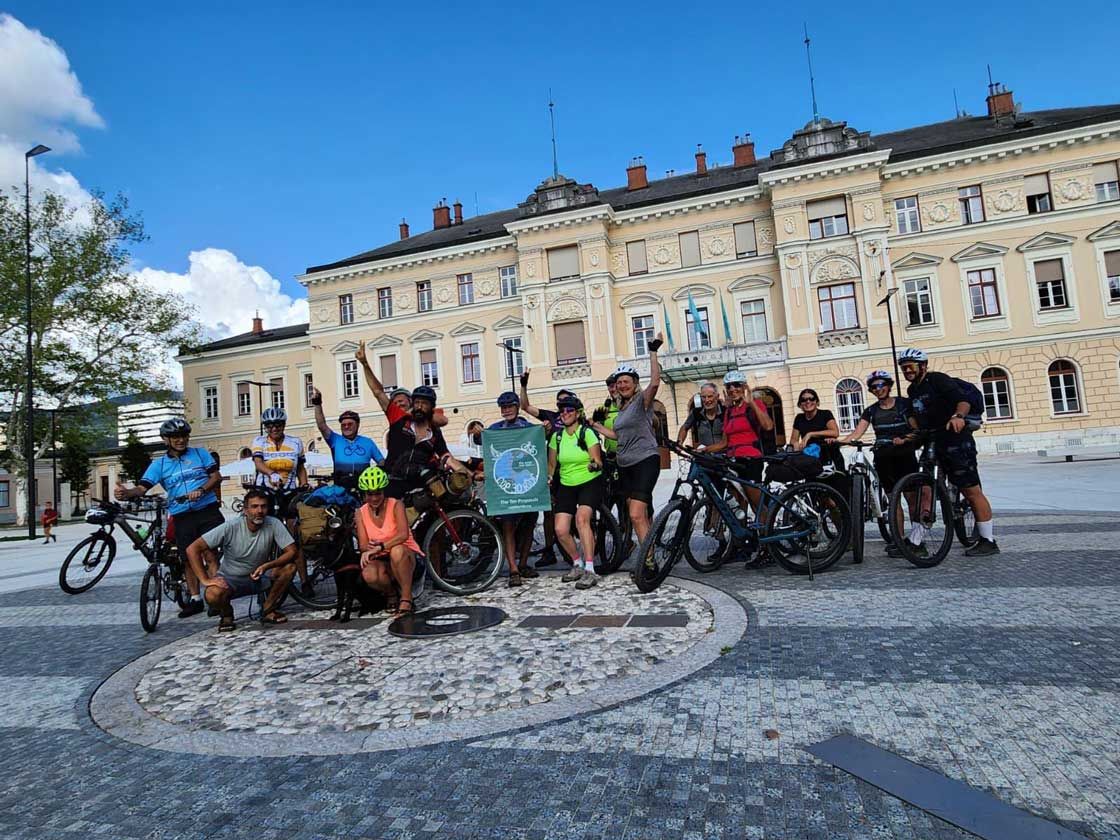 Pedalando per salvare il mondo.