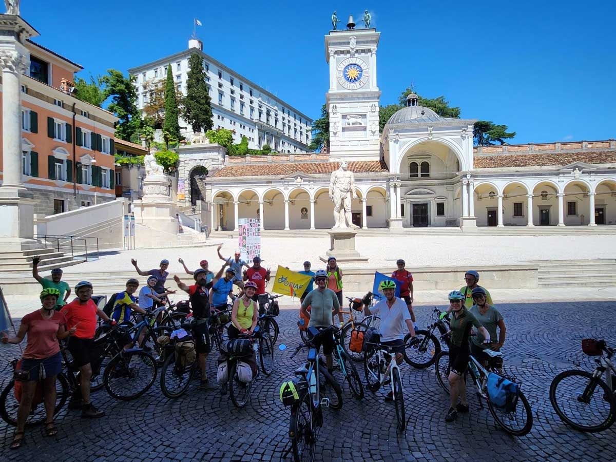 Pedalando per salvare il mondo.