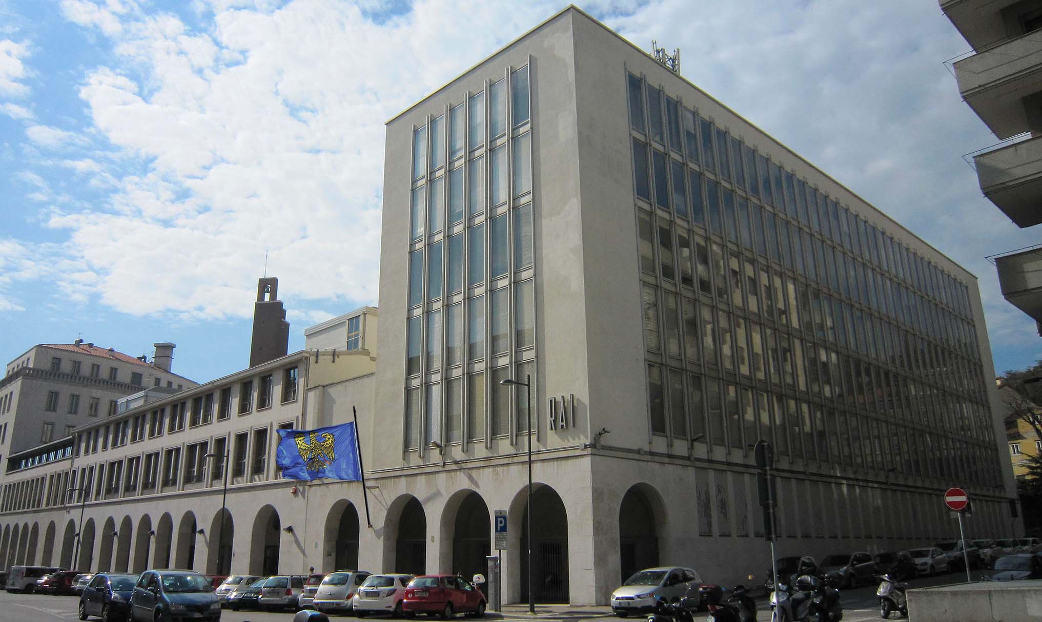 Sede Rai con bandiera Friuli