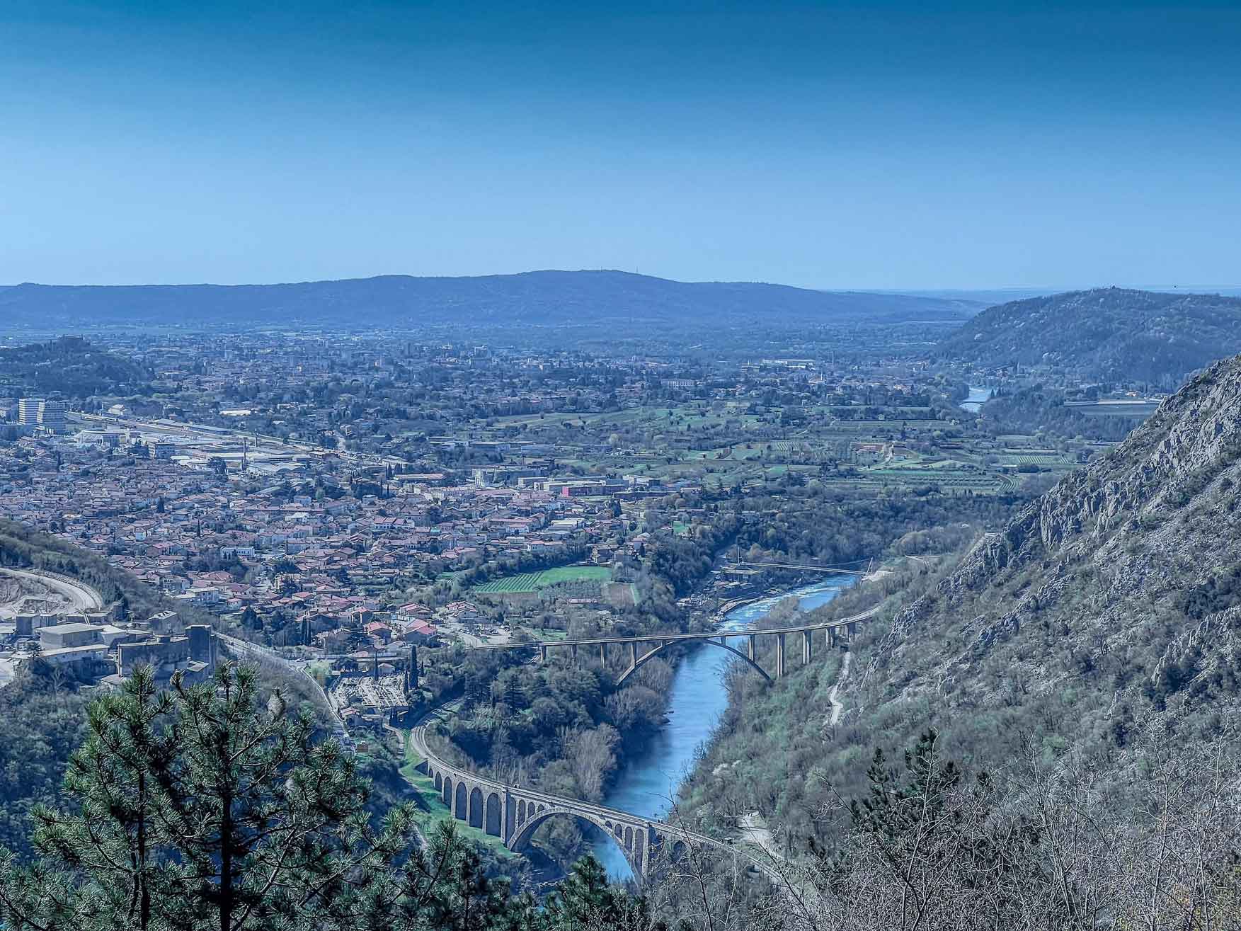 Panorama con passerella sul fiume