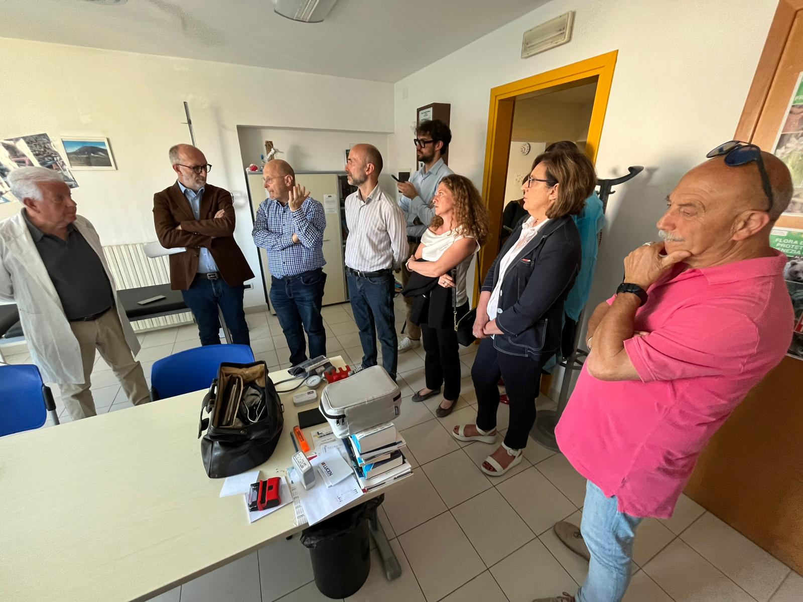 Un momento della visita compiuta dall'assessore regionale Riccardo Riccardi oggi in ambulatorio a Clauzetto