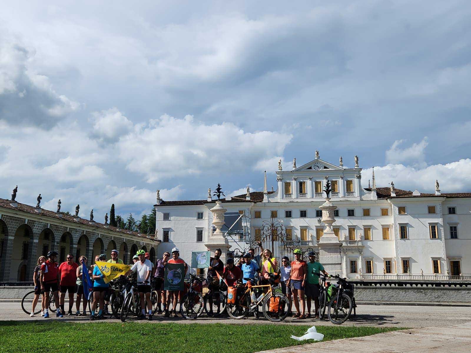 Pedalando per salvare il mondo.