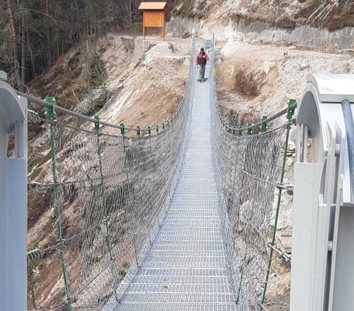 Ponte tibetano che permette di raggiungere le malghe di Cucco e Ciurciule in Comune di Malborghetto- Valbruna