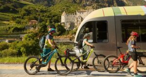 Treno della Val Venosta con ciclisti
