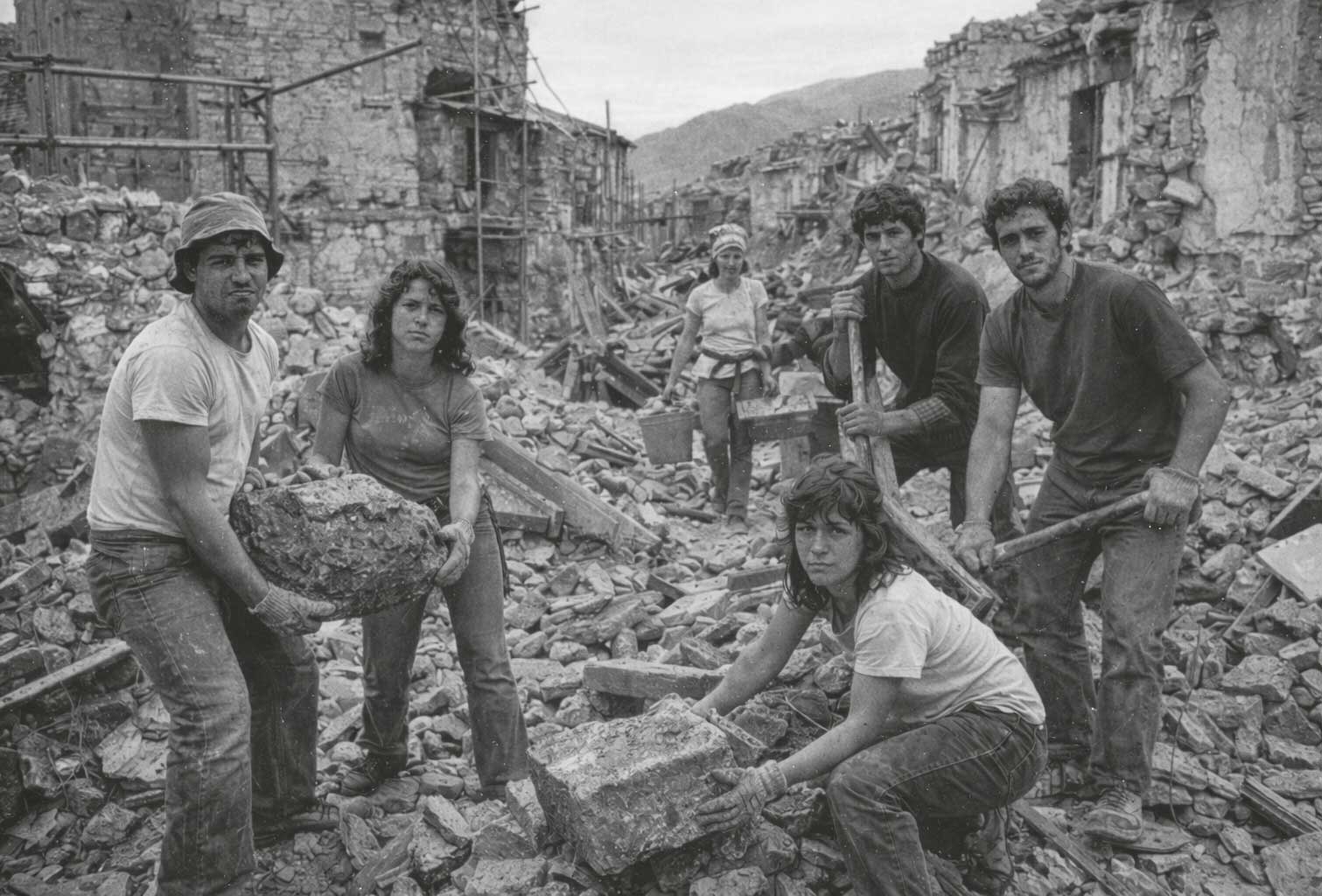 ragazzi al lavoro per terremoto
