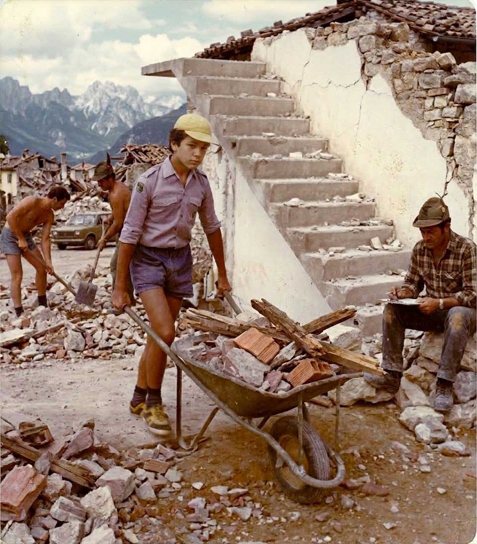 ragazzo al lavoro per terremoto