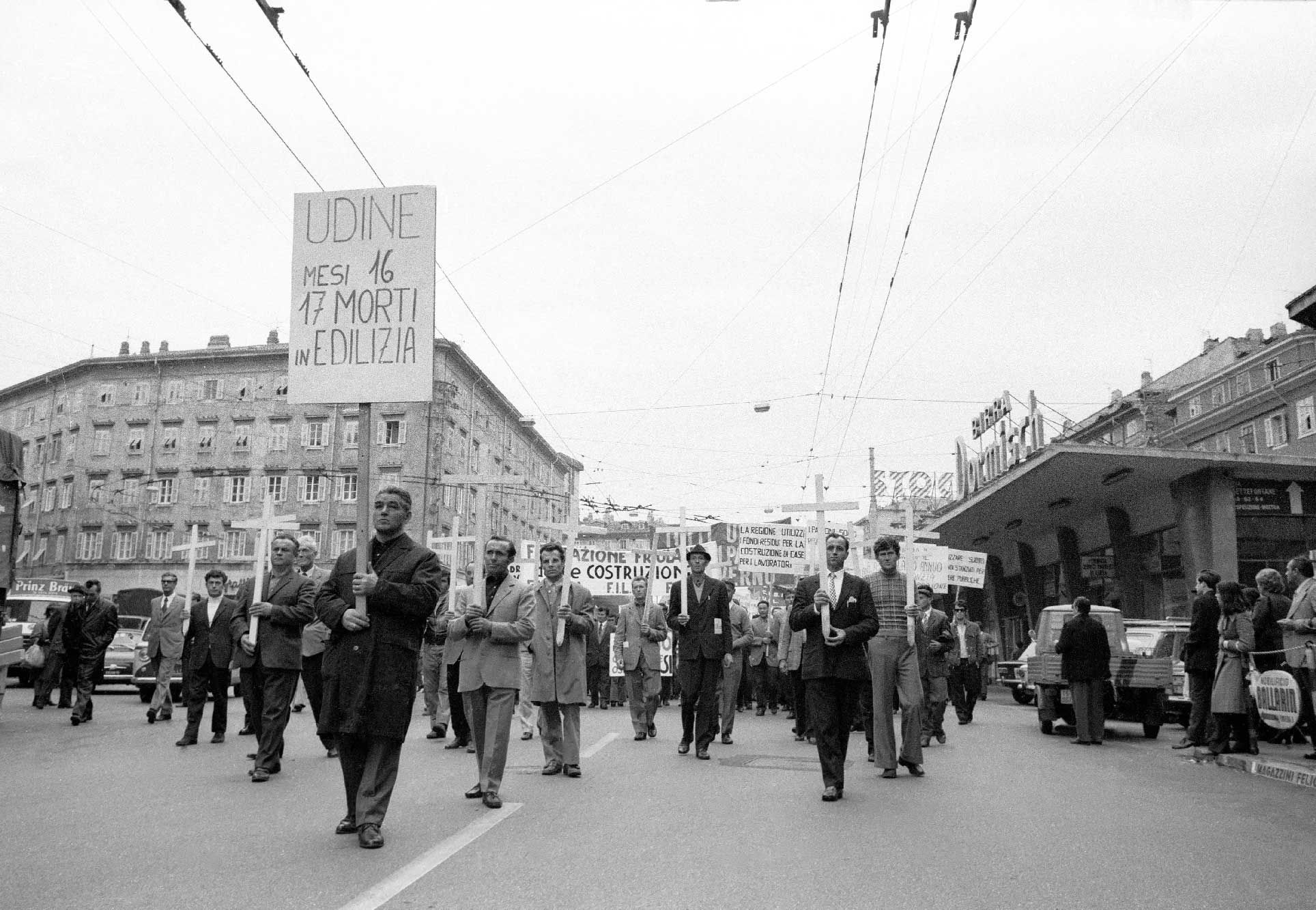 1977 - Claudio Erné, croci per i morti lavoro.