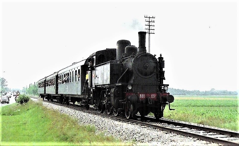 Convoglio passeggeri con locomotiva 880