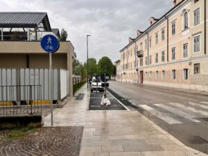 Ciclopedonale “bidirezionale” in via santa Chiara (larghezza inferiore alla norma con pali)