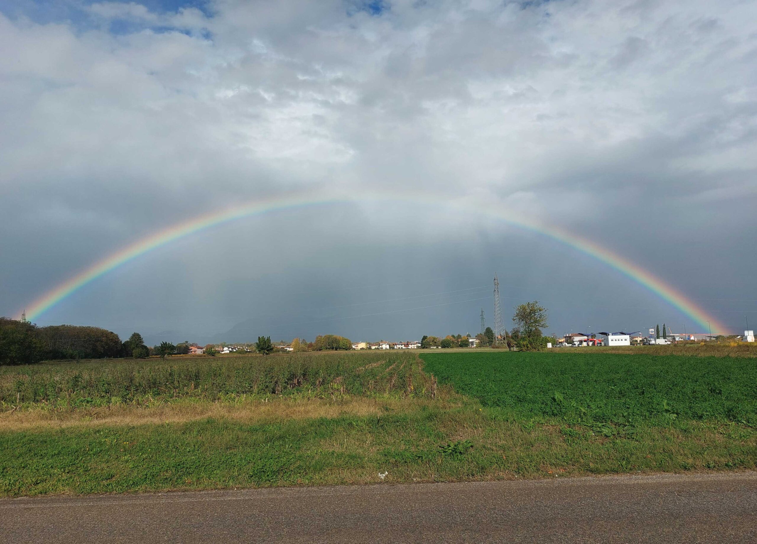 arcobaleno sopra a campo coltivato