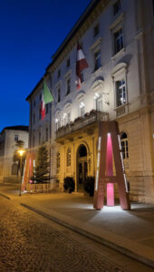 La esposizion permanente in Plaçe Dante Alighieri a Trento