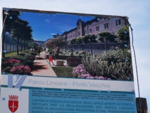  Rendering del “Parco lineare” previsto tra due file di magazzini storici e parallelo al “”Viale monumentale”. La rigogliosa vegetazione prevista nell’immagine dovrà vedersela con il fatto che, pochi centimetri sotto il piano di campagna, qualsiasi scavo si imbatte in acqua salmastra...