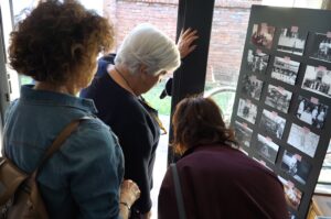 Visitatori davanti alla mostra fotografica