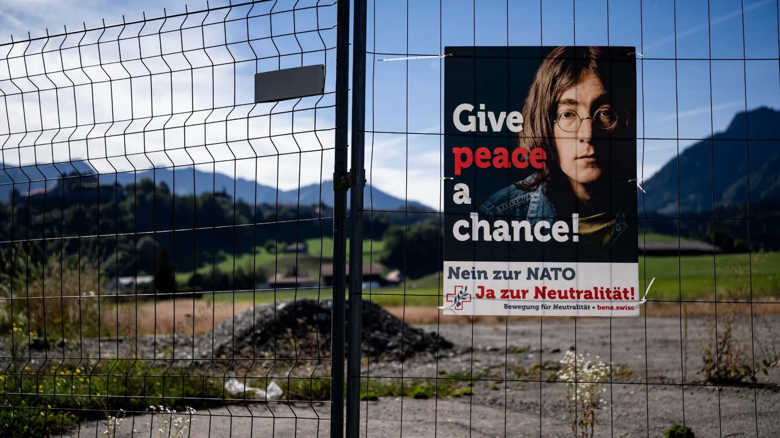 Il manifesto della campagna per la neutralità in Svizzera, poi ritirato, con la citazione di John Lennon / ANSA