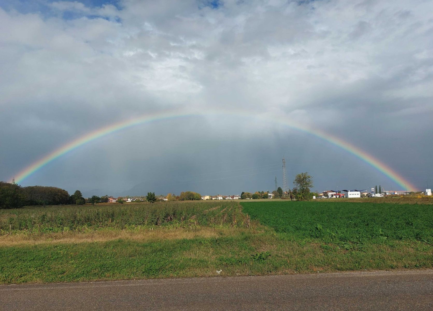 arcobaleno sopra a campo coltivato