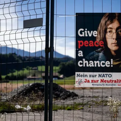 Il manifesto della campagna per la neutralità in Svizzera, poi ritirato, con la citazione di John Lennon / ANSA