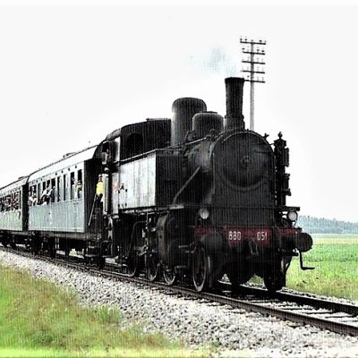 Convoglio passeggeri con locomotiva 880
