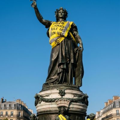 Statua di Marianne in Place de la République a Parigi con gilet giallo