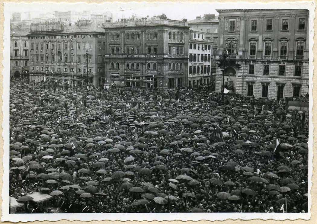 Folla in piazza a Trieste.