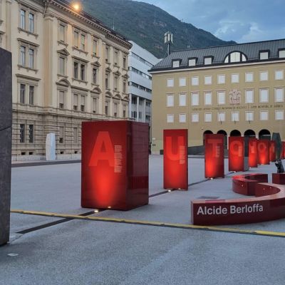 La esposizion permanente in Plaçe Silvus Magnago a Bolzan